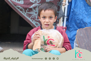 تقول إحدى المستفيدات من مشروع رغيف الحياة: نحن بالأساس عائلة فقيرة إن لم يعمل زوجي فلا يمكننا أن نؤمن قوت يومنا وبالأخص بعد الزلزال, ومن الصعب جداً أن نجد عملاً لنعيش منه بكرامة.لا اعلم كيف سنؤمن الخبز والغذاء لاطفالنا ونناشد القائمين على هذا المشروع الاستمرارية في تقديم الخبز للعوائل الفقيرة والمتضررة من الزلزال